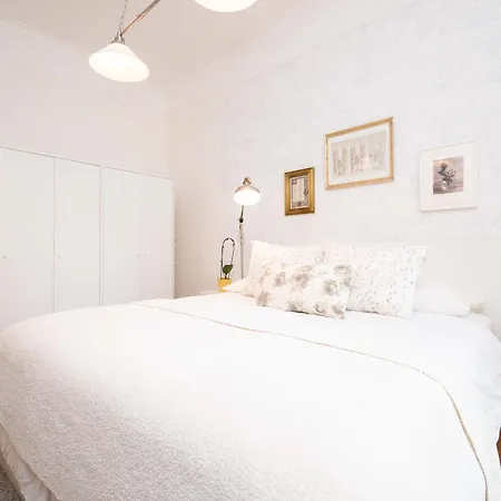 Old Town Serenity & Historic Charm Daire Bratislava