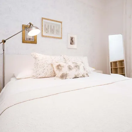 Old Town Serenity & Historic Charm Daire Bratislava