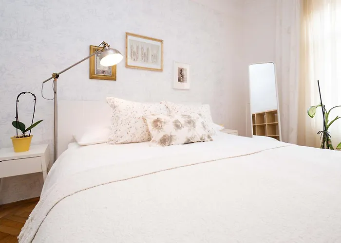 Old Town Serenity & Historic Charm Lejlighed Bratislava