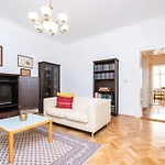 Old Town Serenity & Historic Charm דירה ברטיסלאבה